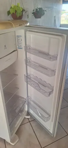 Vende se uma geladeira eletrolux RE31 240ltr