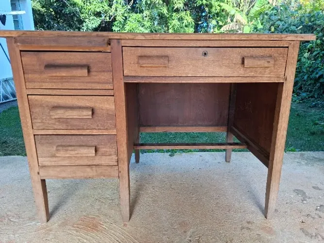 escrivaninha de madeira maciça estilo retrô/vintage, com 4 gavetas: 3 do lado e 1 central.