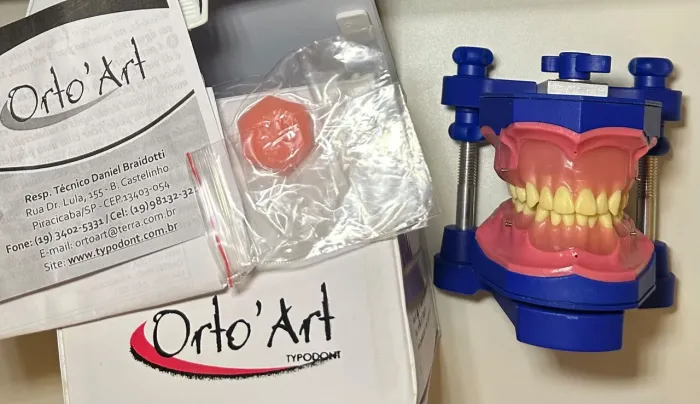 Manequim OrtoArt - Typodont Completo + Mini-Implante<br>