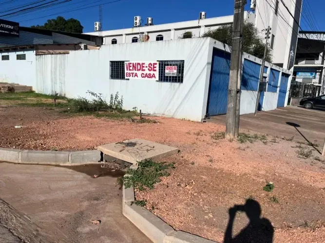 VENDE-SE CASA COM EXCELENTE POTENCIAL COMERCIAL