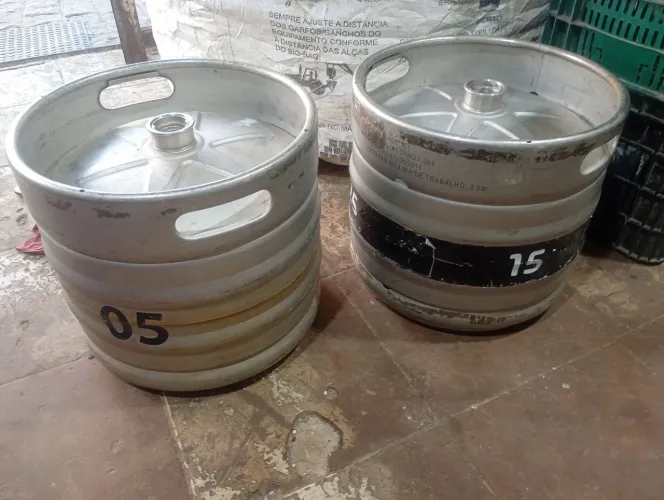 Barril de chopp 30 litros tenho dois valo da unidade $300 WhatsApp *71