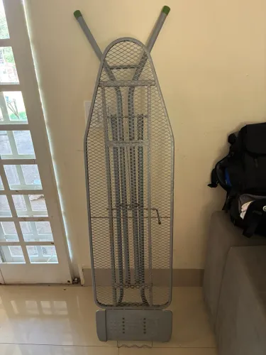 Tábua de Passar Roupa Dobrável em Metal com Suporte para Ferro
