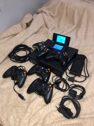 Xbox 360 Slim RGH + 5 Controles + Nintendo DS de Brinde
