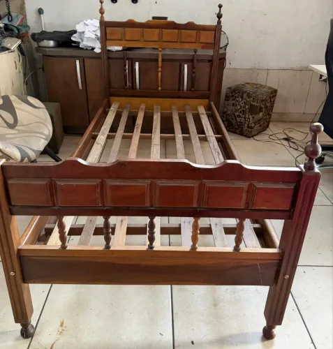 Cama de solteiro de madeira angelim estrutura Excelente madeira maciça conservada 