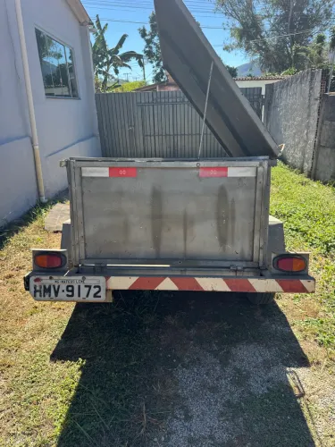 Carretinha baú reboque emplacada