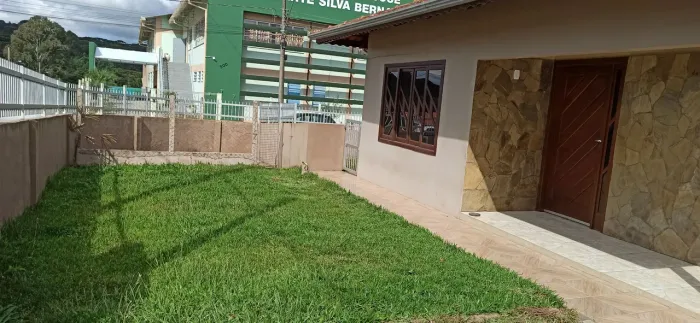 Casa de alvenaria centro Campo Alegre, localização previlegiada, terreno todo murado.