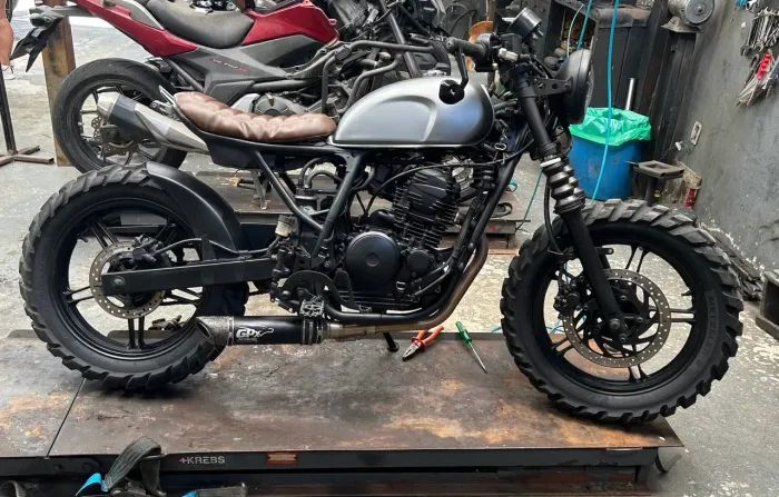 Café Racer feita na Yamaha Fazer YS250