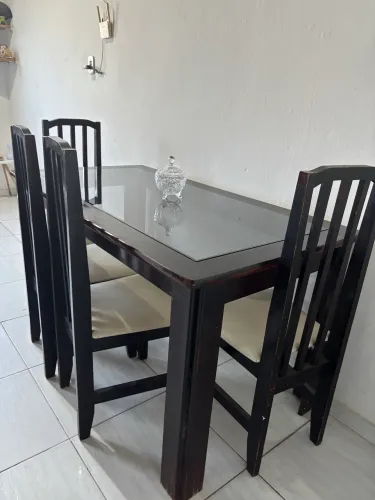 Mesa com 4 cadeiras 