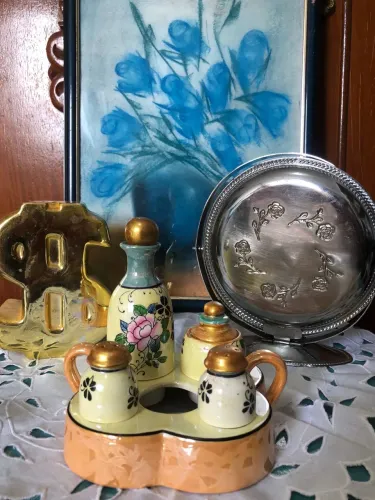 ANTIGO GALHETEIRO SEC.XIX EM PORCELANA PEROLADA BEGE ALARANJADA PINTADO Á MÃO.