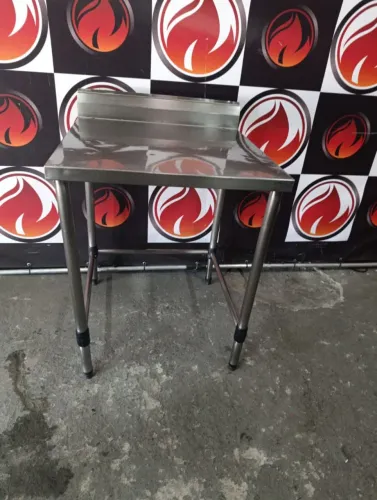 Mesa com espelho frontal toda no aço inox usada em  ótimo estado 