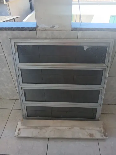 Basculante 80 × 80, alumínio, vidro fume, ja com a pedra de mármore