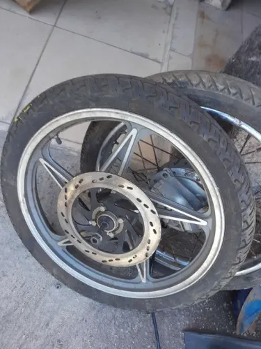 Roda dianteira da Suzuki yes
