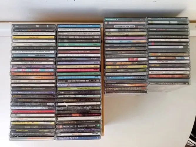 Mídias originais: CDs (novos e usados) Internacionais. Rock, outros estilos. Posso mandar