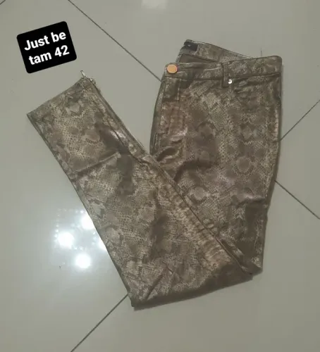 Calça metalizada