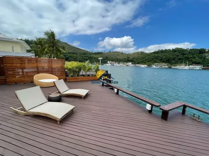 EXCEPCIONAL CASA DE LUXO FRENTE AO MAR DE 5 QUARTOS SENDO 4 COM SUÍTE PARA VENDA EM PONTAL