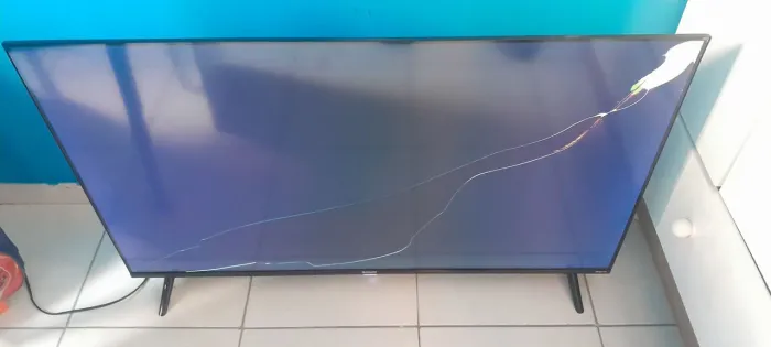 TV TCL SEMP 43" Roku - Tela quebrada - Para peças ou técnico