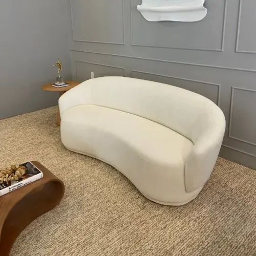 Sofá curvo em tecido bouclé laranja, design moderno e aconchegante. Perfeito para compor a