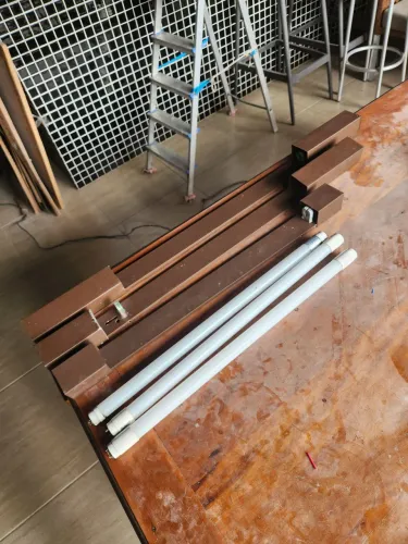 Luminárias marrom com lâmpadas tubular led
