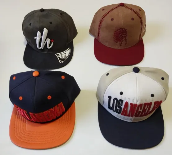 4 bonés variados em ótimo estado