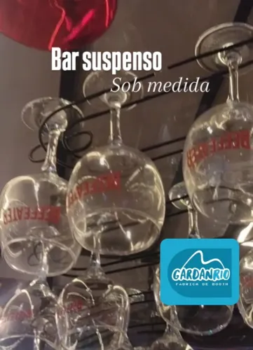 Bar suspenso com porta taças 