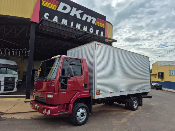 Cargo 712E ano 2010 c/ baú de 5.50 mts.