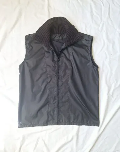 Colete preto com gola 