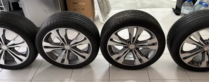 Roda e pneu 5 furos Mercedes