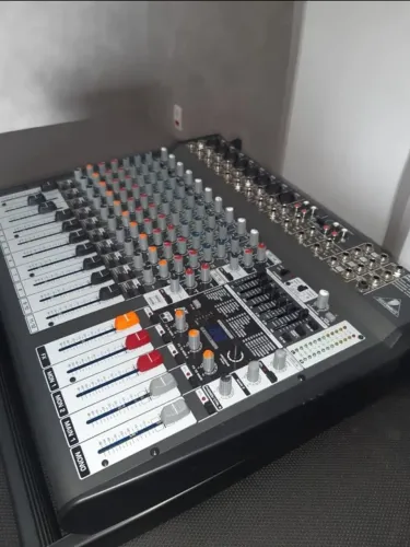 Mesa de som beringer amplificada PMP 4000 16 canais