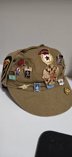 Boné militar soviético de 1988 com pins