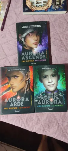 Trilogia completa Aurora Ascende - ficção científica - Livros estão como novos