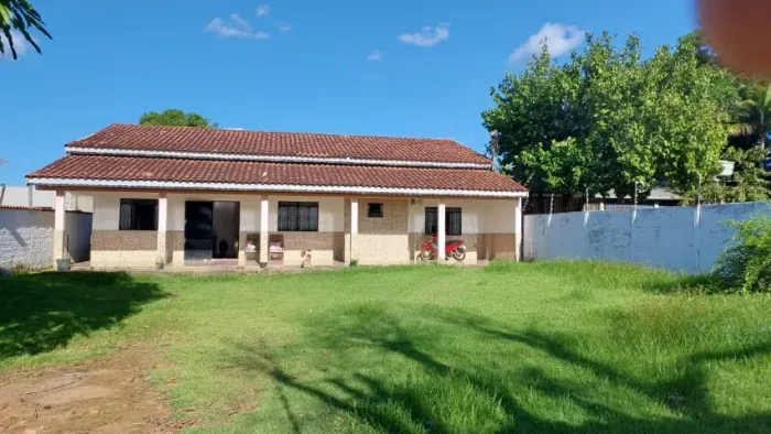 Casa Ampla com espaço gramado e novas construções