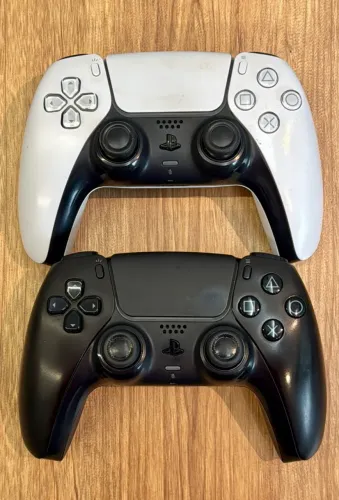2 Controles do PS5 (*Analógicos com "Drift")