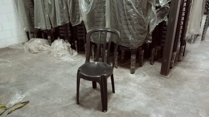 Cadeira de plástico cor preta, produto novo com garantia de 6 anos