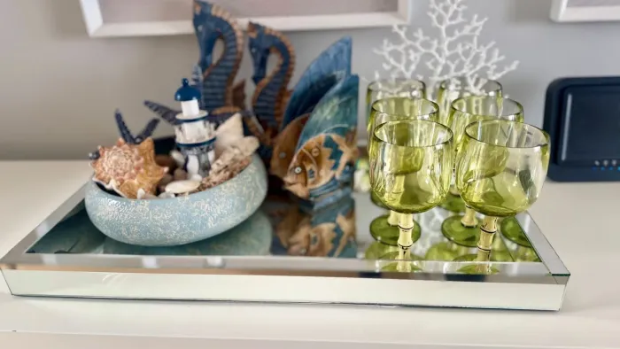 Bandeja Decorativa Espelhada com Objetos Náuticos e Taças