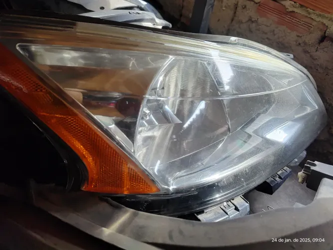F farol direito Sentra 2014