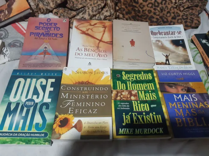 Livros usados de diversos temas