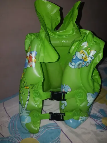 Colete inflável e óculos de mergulho infantil
