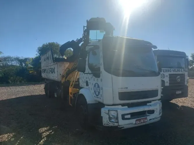VOLVO VM 330 6X2 2013 C/ MUNCK SUCATEIRO GRIMALDI C/GABINE E CAÇAMBA BASCULANTE 