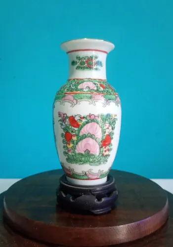 Antigo vaso de porcelana chinês pintado a mão