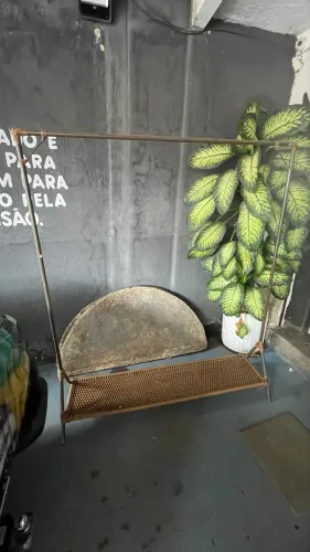 Arara de roupa e sapateira com 1,90 de largura por 2,00 de altura 