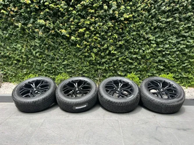 JOGO DE RODAS ORIGINAIS ARO 20 RANGE ROVER VELAR COM PNEUS 