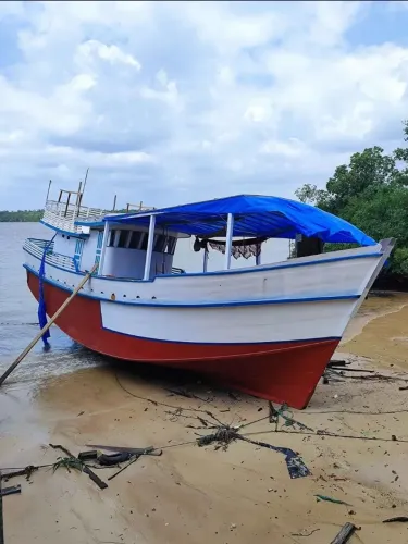Barco naval e turismo