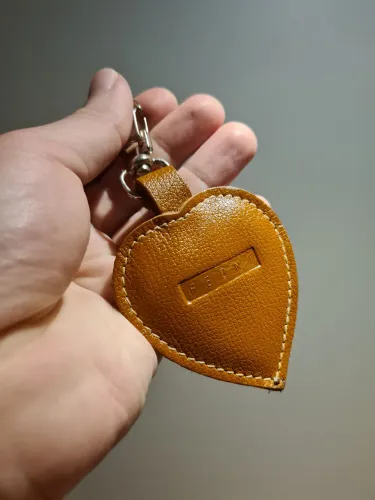 Chaveiro/charm vintage de couro em modelo coração ferni