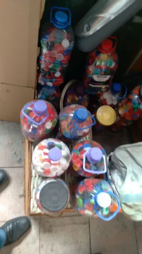 18  frascos  de 5 litros  tampinhas pet cheio