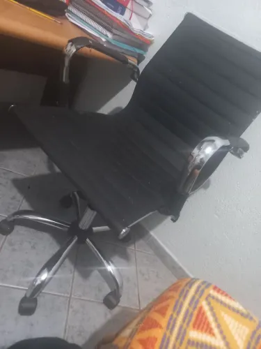 CADEIRA DE ESCRITORIO - OTIMO PARA ESTUDOS 