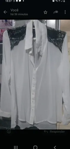 Camisa branca com detalhes em renda