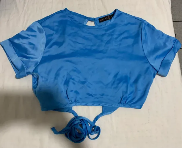 Blusa azul em cetim com detalhe de amarração 