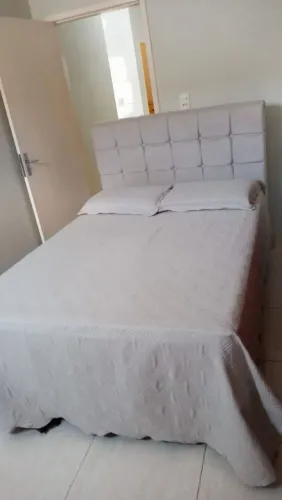 Cama de casal completa com cabeceira, colchão e travesseiros magnéticos .