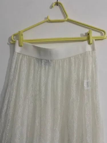 Saia branca transparente de renda .