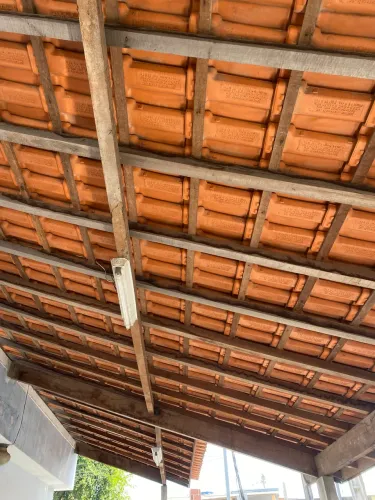 Vendo telhado colonial e janelas de vidro e grade tudo em perfeitas condições.